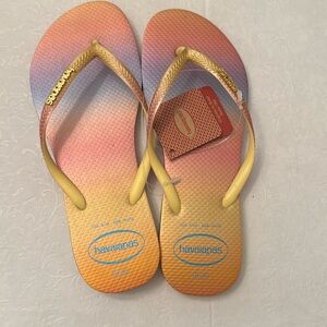 NWT havaianas flip flops - Size 9/10